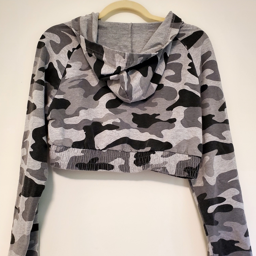 Cropped camo zip-up